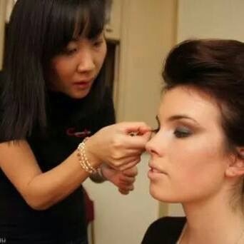 Jinny Applying makeup